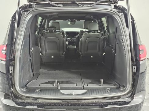 New 2026 Chrysler Pacifica Limited w/ Uconnect Theater Family Group image 15