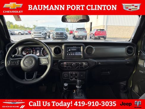 Used 2023 Jeep Gladiator Sport AWD/4WD image 12