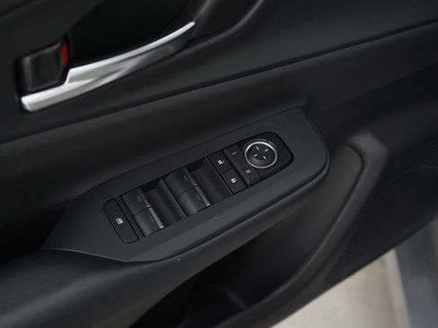 Used 2025 Toyota Prius Plug-In Hybrid image 17