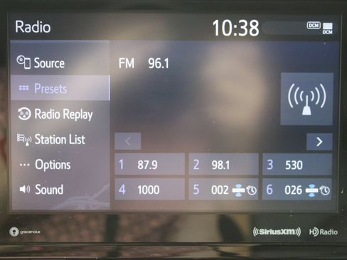 Used 2021 Toyota Highlander XLE AWD/4WD image 23