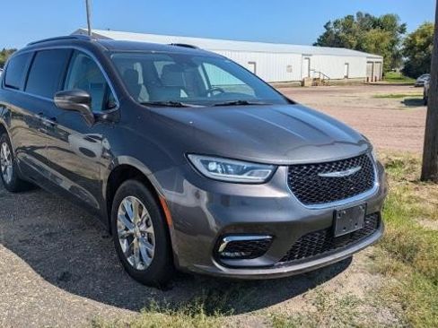 Used 2021 Chrysler Pacifica Touring-L AWD/4WD image 2
