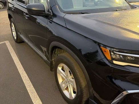 Used 2023 Honda Pilot LX image 3