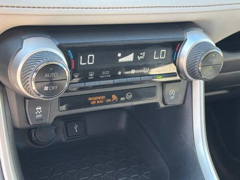 Used 2020 Toyota RAV4 XLE w/ Convenience Package FWD image 28
