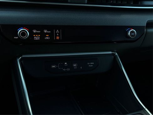 Used 2025 Kia Carnival EX image 25