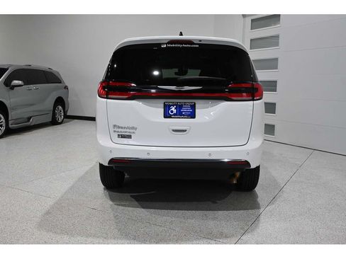 Used 2024 Chrysler Pacifica Touring-L FWD image 7