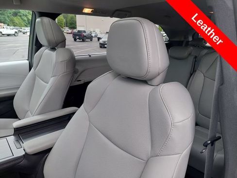 Used 2025 Toyota Sienna XLE FWD image 6