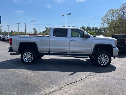 Used 2019 GMC Sierra 2500 Denali w/ Duramax Plus Package AWD/4WD image 8