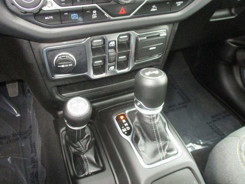 Used 2025 Jeep Wrangler Sahara image 29