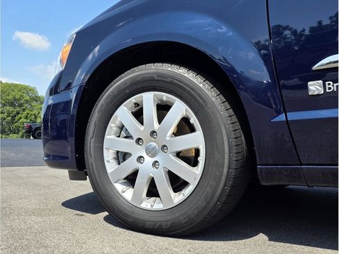 Used 2015 Chrysler Town & Country Touring w/ Driver Convenience Group FWD image 17