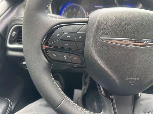 Used 2022 Chrysler Pacifica Touring FWD image 22