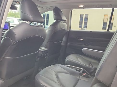 Used 2024 Toyota Grand Highlander Platinum image 6