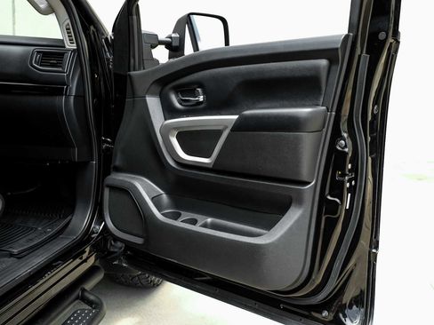 Used 2022 Nissan Titan SV w/ SV Convenience Package RWD image 42