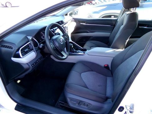 Used 2018 Toyota Camry LE image 10