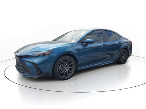 Used 2025 Toyota Camry SE FWD image 2