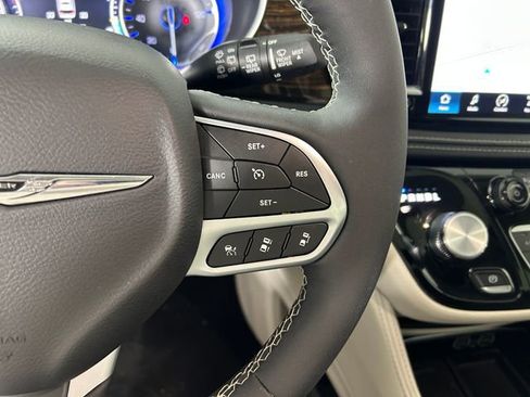 Used 2024 Chrysler Pacifica Limited image 17