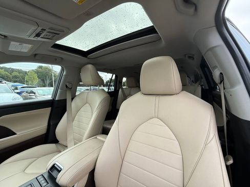 Used 2022 Toyota Highlander XLE image 24