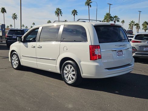 Used 2013 Chrysler Town & Country Touring image 8