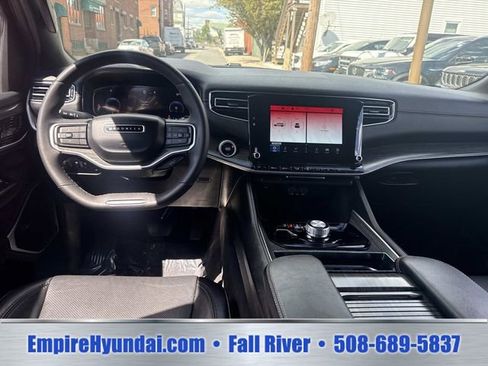 Used 2024 Jeep Wagoneer L Series II w/ Flexible Seating Group AWD/4WD image 14