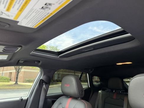 Used 2025 Chevrolet Trax RS w/ Sunroof Package FWD image 23
