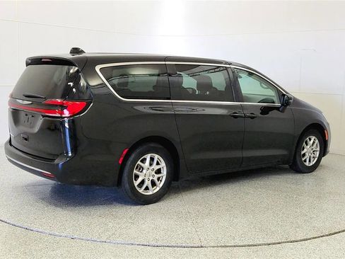 Used 2023 Chrysler Pacifica Touring-L FWD image 7