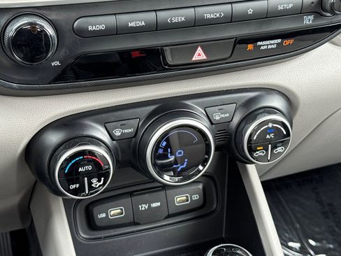 Used 2022 Hyundai Venue SEL FWD image 19