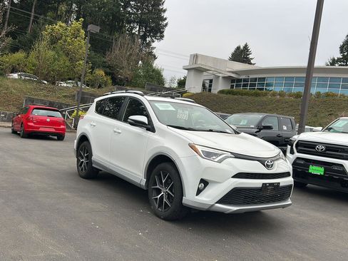 Used 2016 Toyota RAV4 SE image 2
