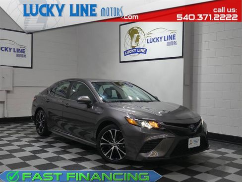 Used 2020 Toyota Camry SE w/ Sunroof Package image 1