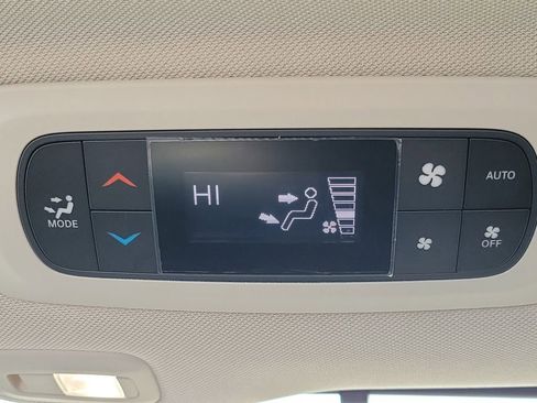 Used 2018 Chrysler Pacifica Limited w/ Tire & Wheel Group image 15