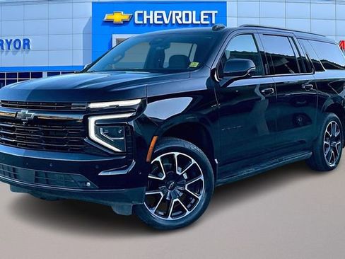 Used 2025 Chevrolet Suburban RST w/ RST Capability Package AWD/4WD image 3