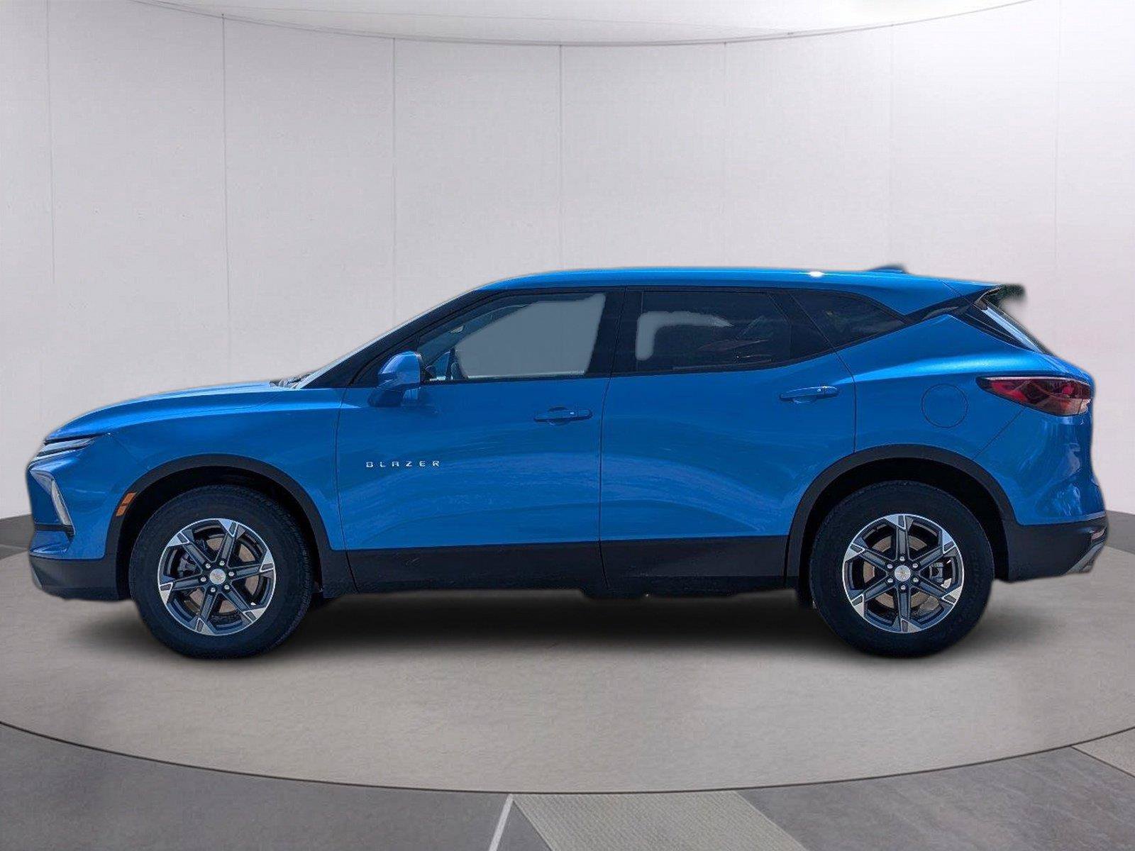 Used 2025 Chevrolet Blazer LT AWD/4WD image 2