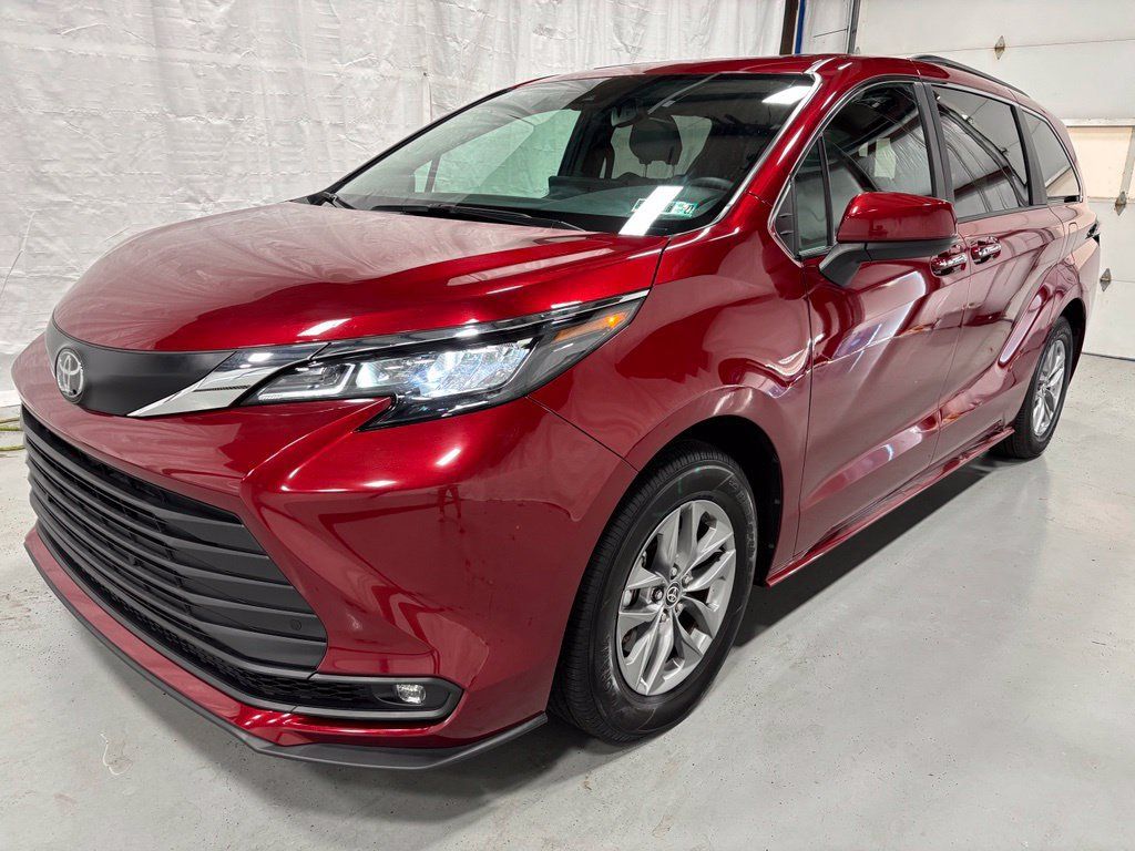 Used 2026 Toyota Sienna XLE AWD/4WD image 3