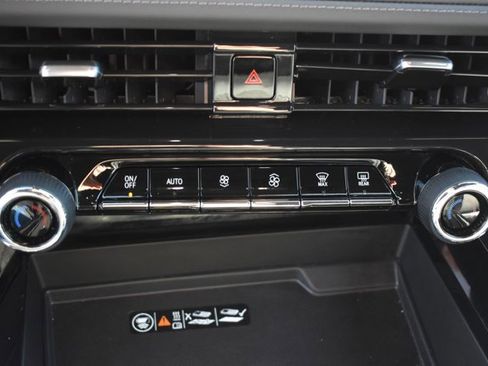 Used 2025 Chevrolet Suburban Z71 image 29