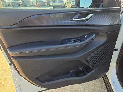 Used 2025 Jeep Grand Cherokee L Altitude RWD image 14