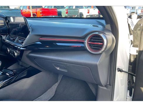 Used 2025 Chevrolet Trax RS w/ Sunroof Package image 18