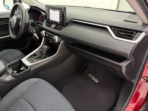 Used 2020 Toyota RAV4 LE FWD image 9