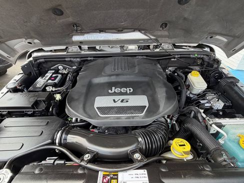 Used 2015 Jeep Wrangler Unlimited Sahara w/ Connectivity Group AWD/4WD image 14