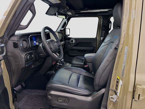 Used 2025 Jeep Wrangler Unlimited Rubicon 4xe image 13