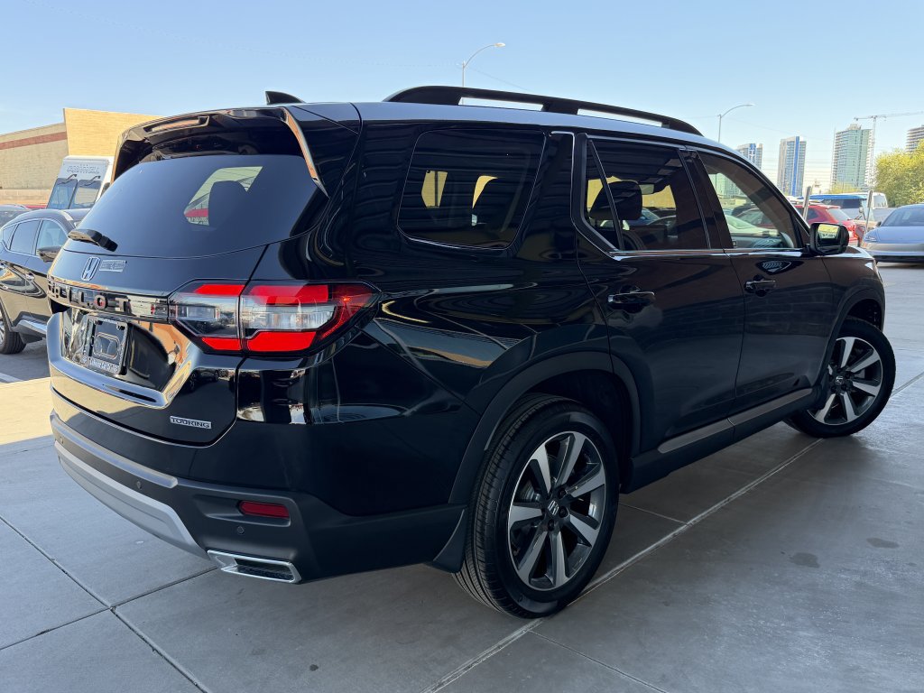 Used 2025 Honda Pilot Touring image 4