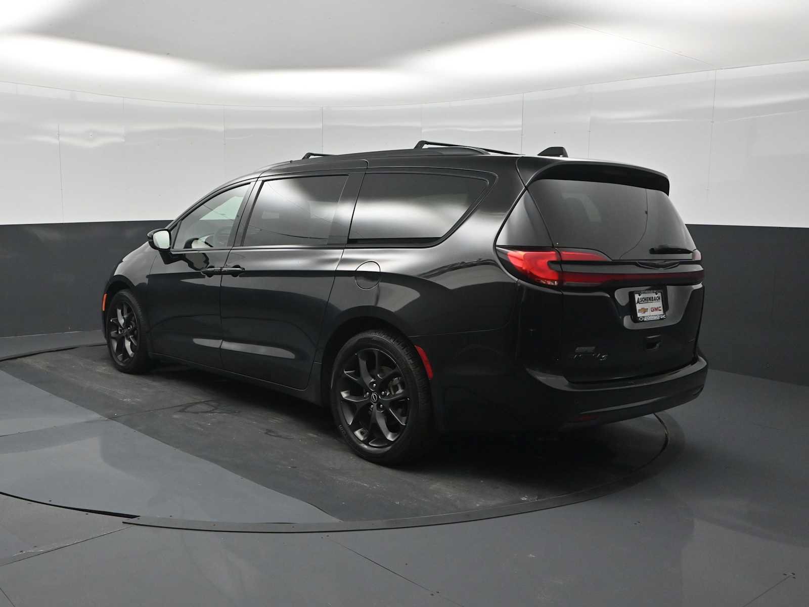 Used 2025 Chrysler Pacifica Limited FWD image 6