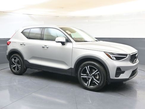 Certified 2025 Volvo XC40 B5 Core image 7