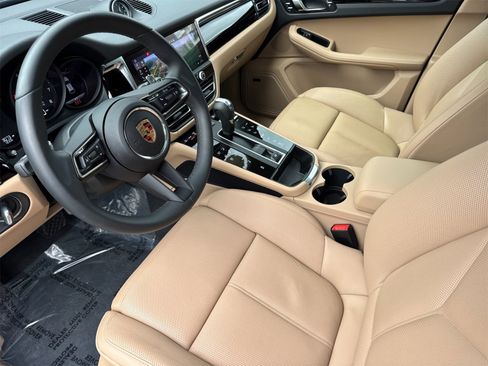 Used 2025 Porsche Macan image 4