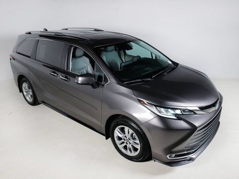 Used 2023 Toyota Sienna Limited AWD/4WD image 27