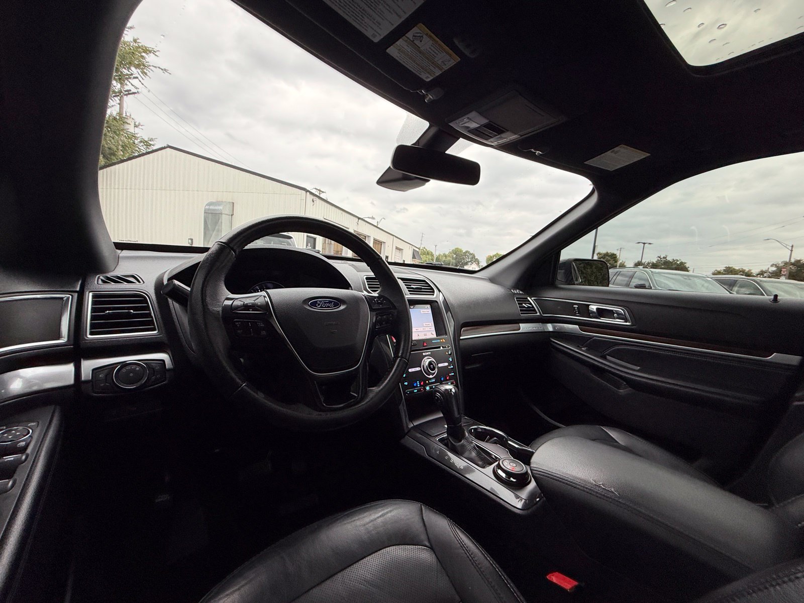 Used 2018 Ford Explorer Limited w/ Equipment Group 301A AWD/4WD image 17
