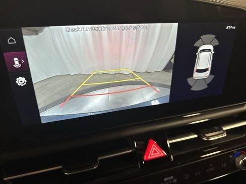 Certified 2025 Kia Niro SX image 22