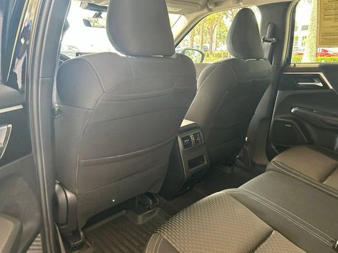 Used 2025 Mitsubishi Outlander ES FWD image 33