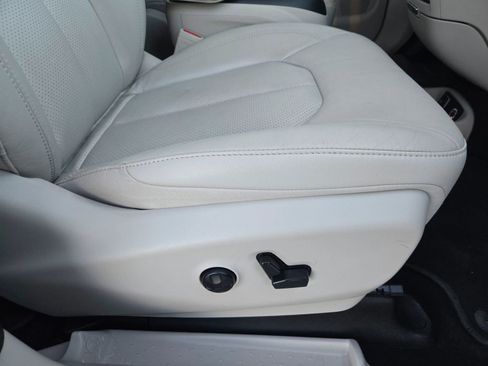 Used 2021 Chrysler Pacifica Touring-L w/ Premium & Safety Sphere Group image 26