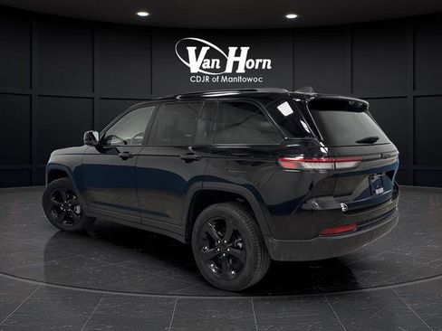 Used 2023 Jeep Grand Cherokee Limited w/ Luxury Tech Group II image 3