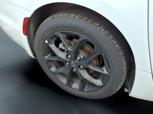 Used 2025 Chrysler Pacifica Limited FWD image 15