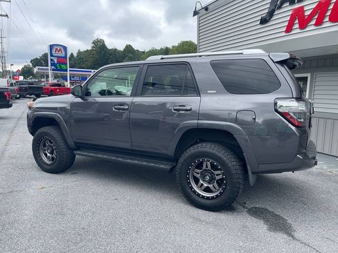 Used 2017 Toyota 4Runner SR5 AWD/4WD image 4
