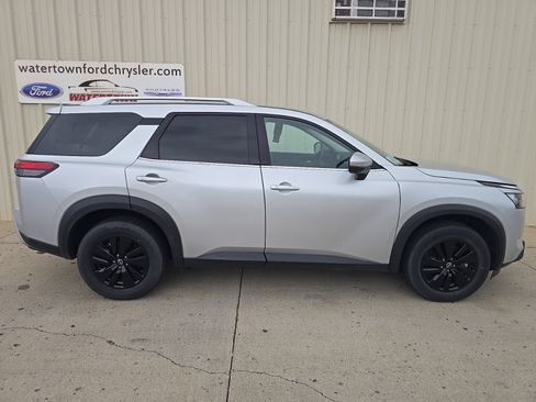 Used 2025 Nissan Pathfinder SL AWD/4WD image 1